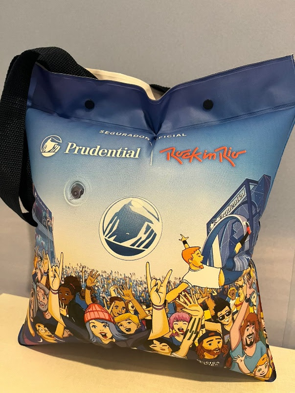 O brinde para quem participa da Escalada Prudential Rock é uma bolsa inflável, que pode ser usada como almofada para descansar entre um show e outro