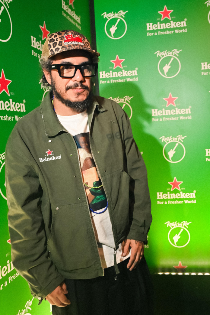 Marcelo D2 veste jaqueta da coleção Heineken + PIET.