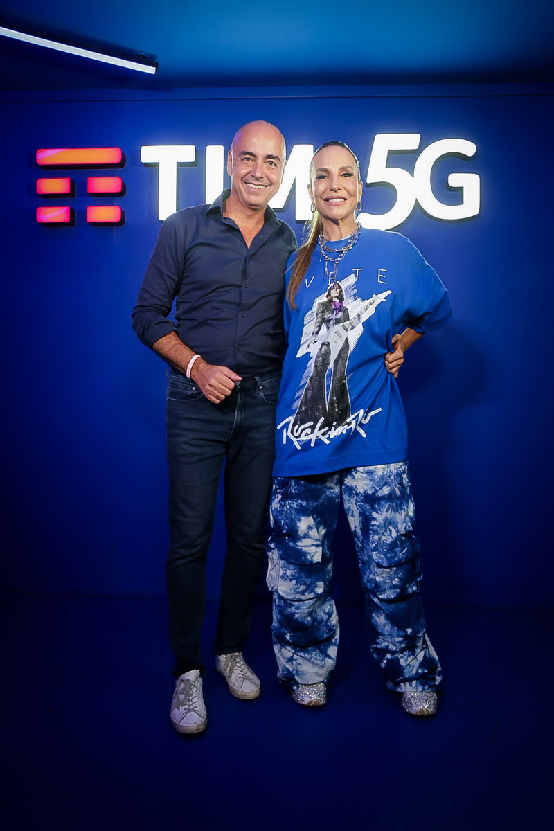 O CEO da TIM, Alberto Griselli e a cantora Ivete Sangalo