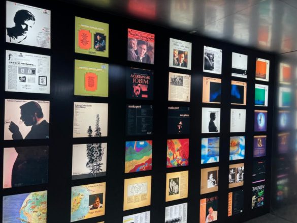 PAINEL COM OS 12 LPS DA EXPOSIÇÃO TOM JOBIM PAINEL COM OS 12 LPS DA EXPOSIÇÃO TOM JOBIM
