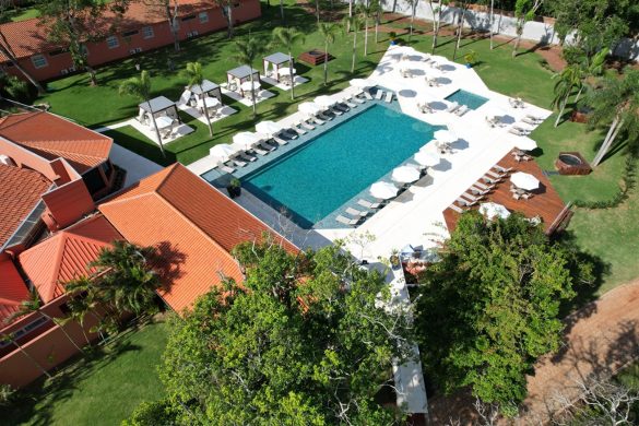 Piscina Sanma Hotel integrada à natureza