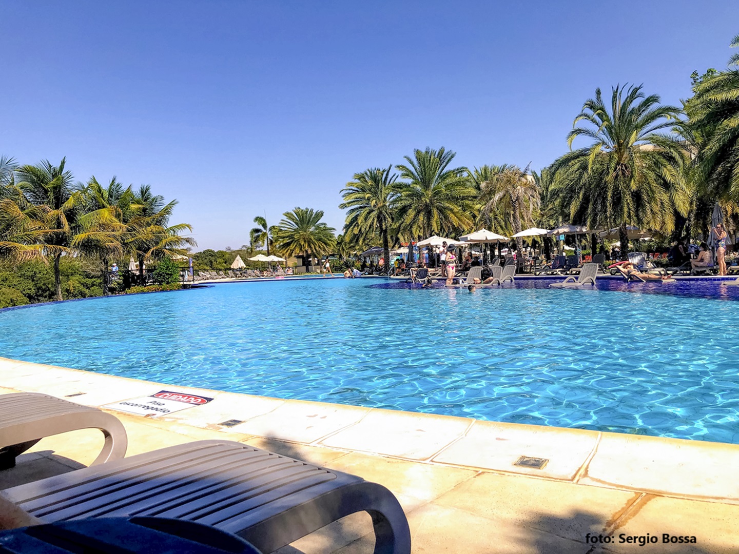 Diversão e descanso durante o feriadão da Proclamação da República, no Malai Manso 7 Piscina e deck do Malai Manso Resort