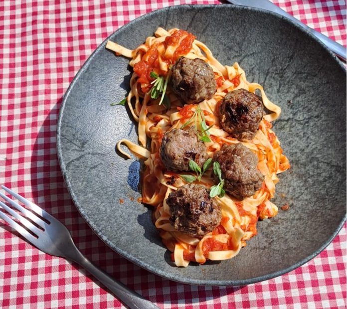 Açafrão - Tagliatelle Bambini com almondegas