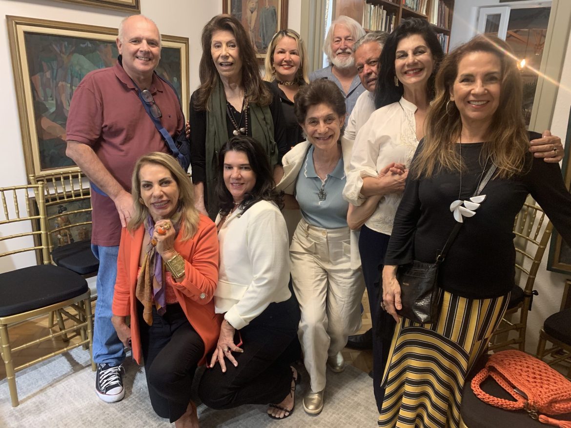 O animado grupo que se juntou para uma foto O animado grupo que se juntou para uma foto