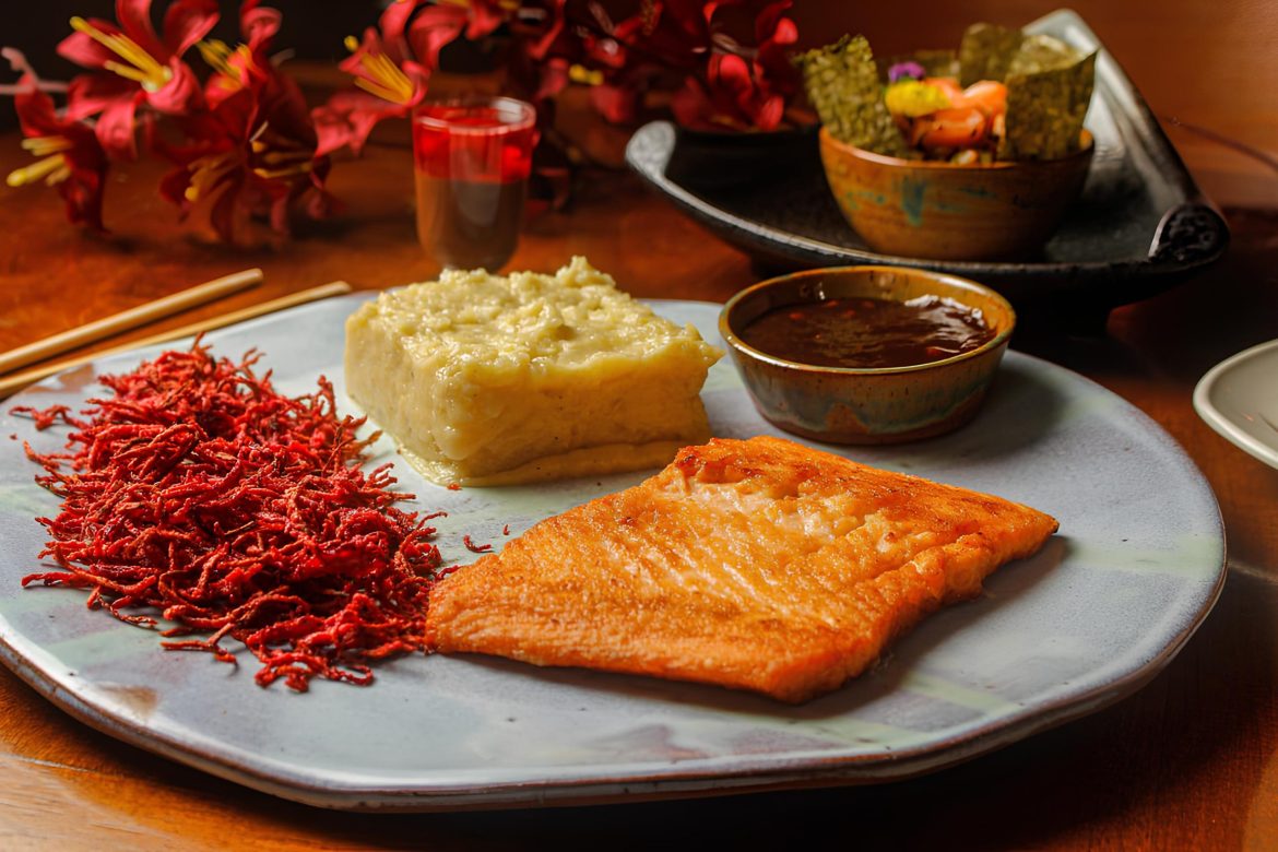 Mestre Kami - Salmão com purê de soja e chips de beterraba