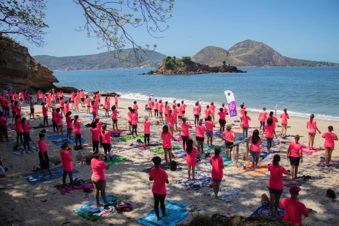 O dia de sol e mar calmo favoreceram o aulão de Yoga