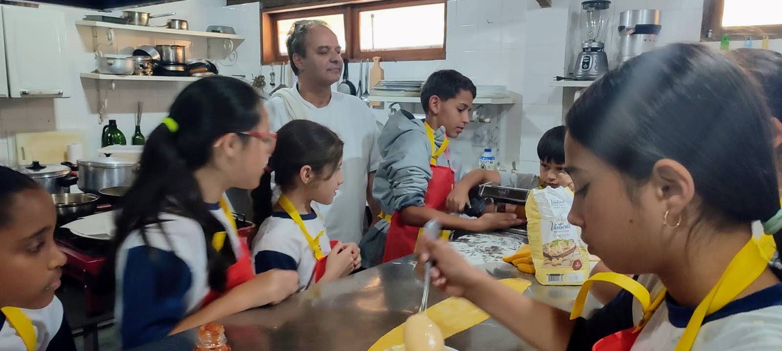 Chef André Murray conduz atividade de culinária com alunos das escolas da região de Visconde de Mauá durante a Temporada da Truta