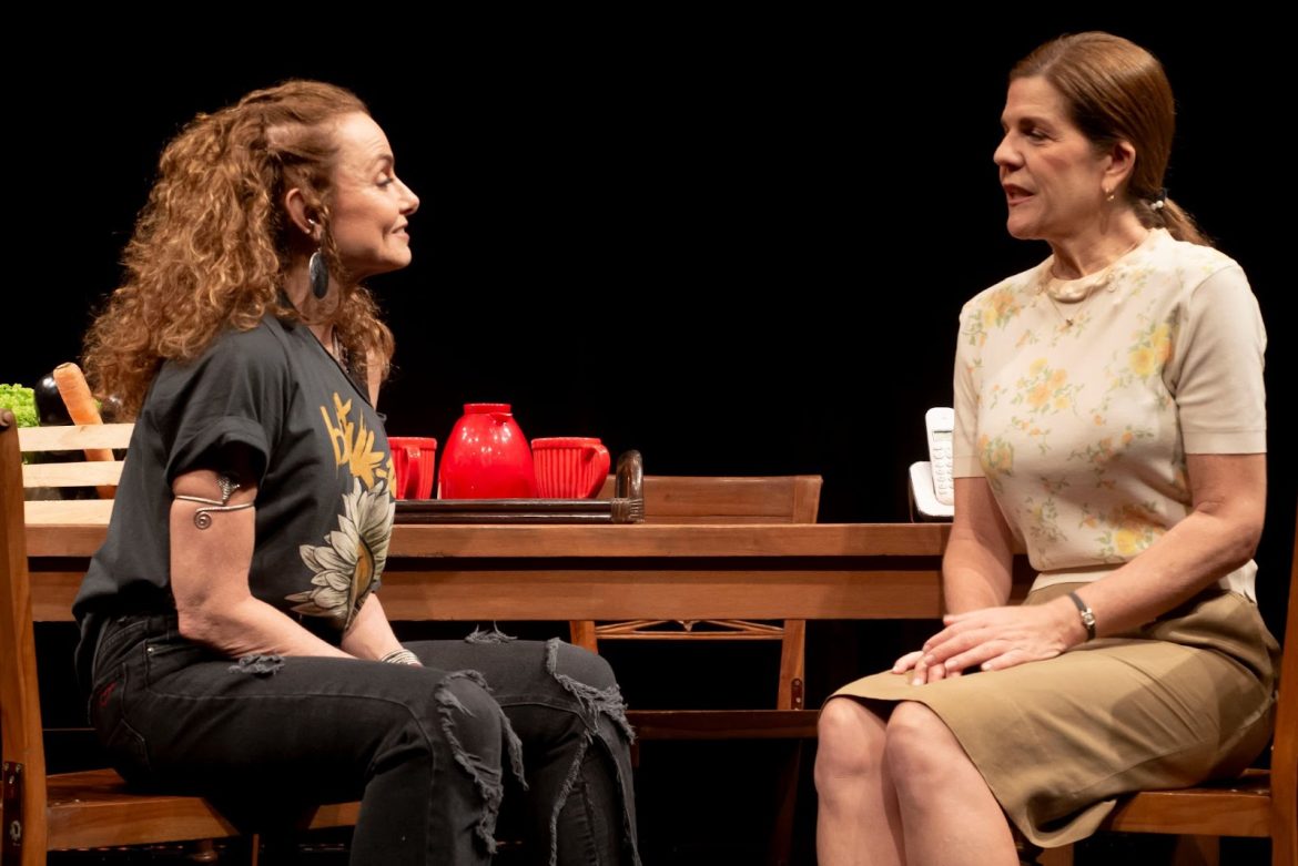 Carolyna Aguiar e Luisa Thiré em cena