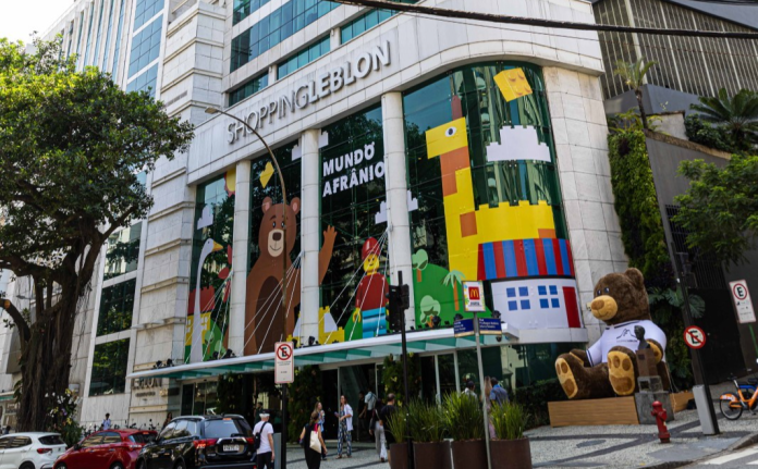 Mascote do Shopping Leblon, Afrânio traz seu mundo de imaginação para celebrar o Mês das Crianças