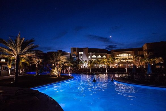 Piscina e acomodações do Malai Manso à noite