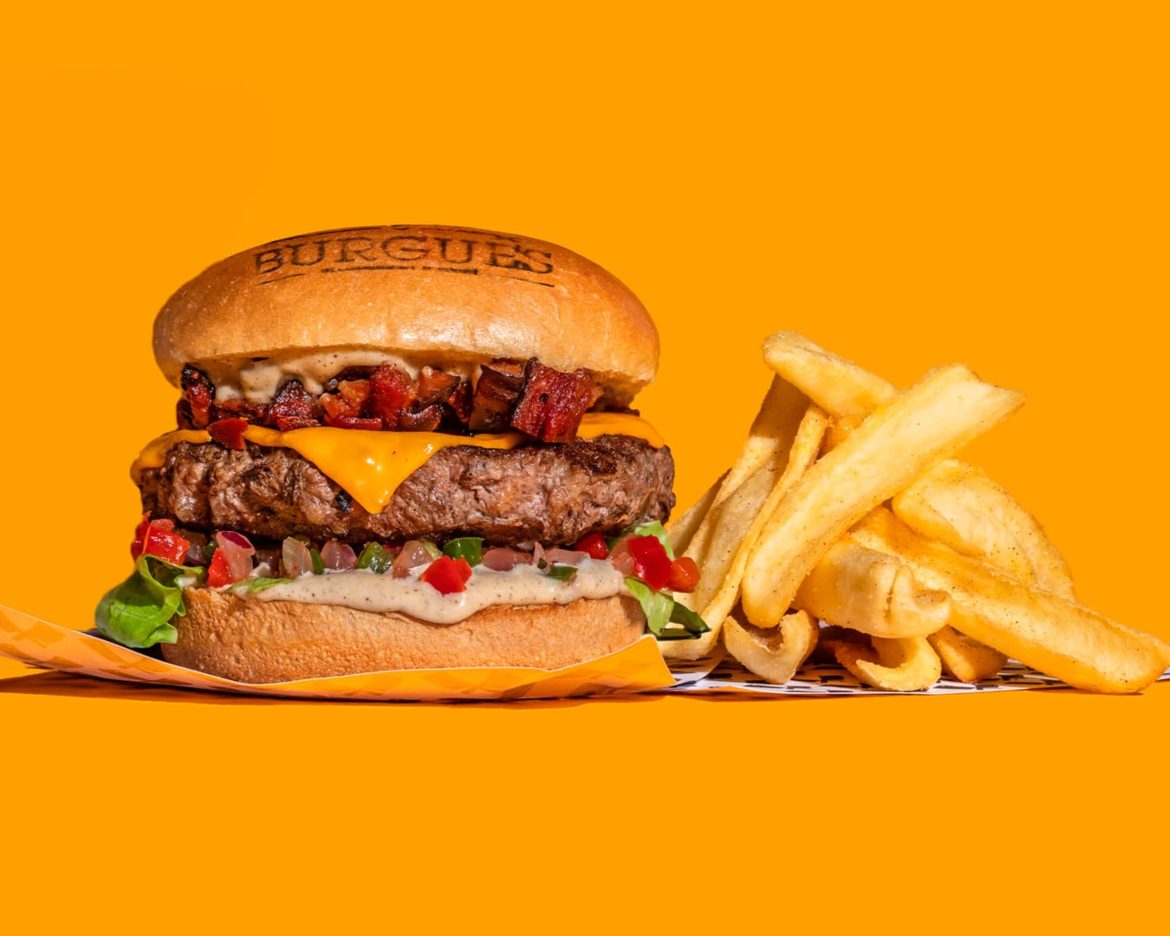 Black Friday Grupo Burguês 2024 – BLEND 180G COSTELA BOVINA ANGUS, QUEIJO CHEDDAR, ALFACE AMERICANA, BACON EM CUBOS, PICO DE GALLO E MOLHO – Foto: Felipe Archer Black Friday Grupo Burguês 2024 - BLEND 180G COSTELA BOVINA ANGUS, QUEIJO CHEDDAR, ALFACE AMERICANA, BACON EM CUBOS, PICO DE GALLO E MOLHO - Foto: Felipe Archer