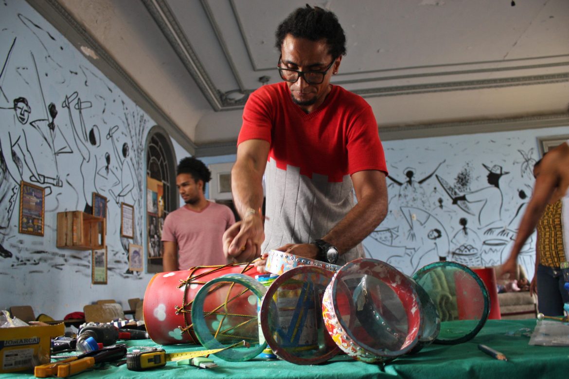 Reciclasom: Projeto de reuso consciente que transforma lixo em música, retoma oficinas gratuitas no Rio de Janeiro