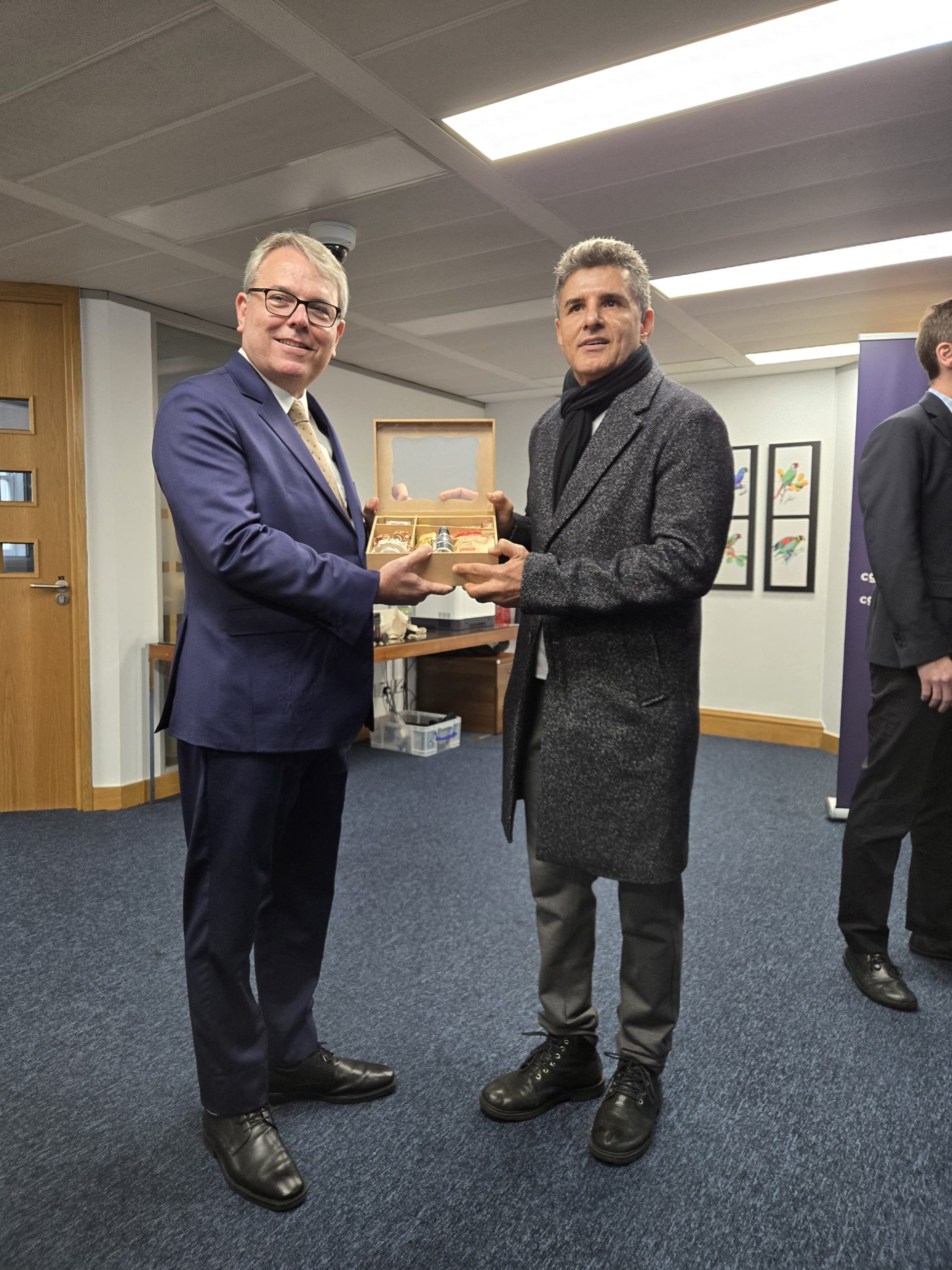 Del Feliz representa o Nordeste em evento cultural em Londres, destacando o forró e a cultura baiana