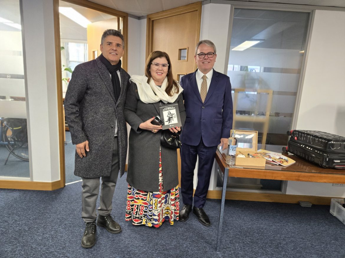 Del Feliz representa o Nordeste em evento cultural em Londres, destacando o forró e a cultura baiana