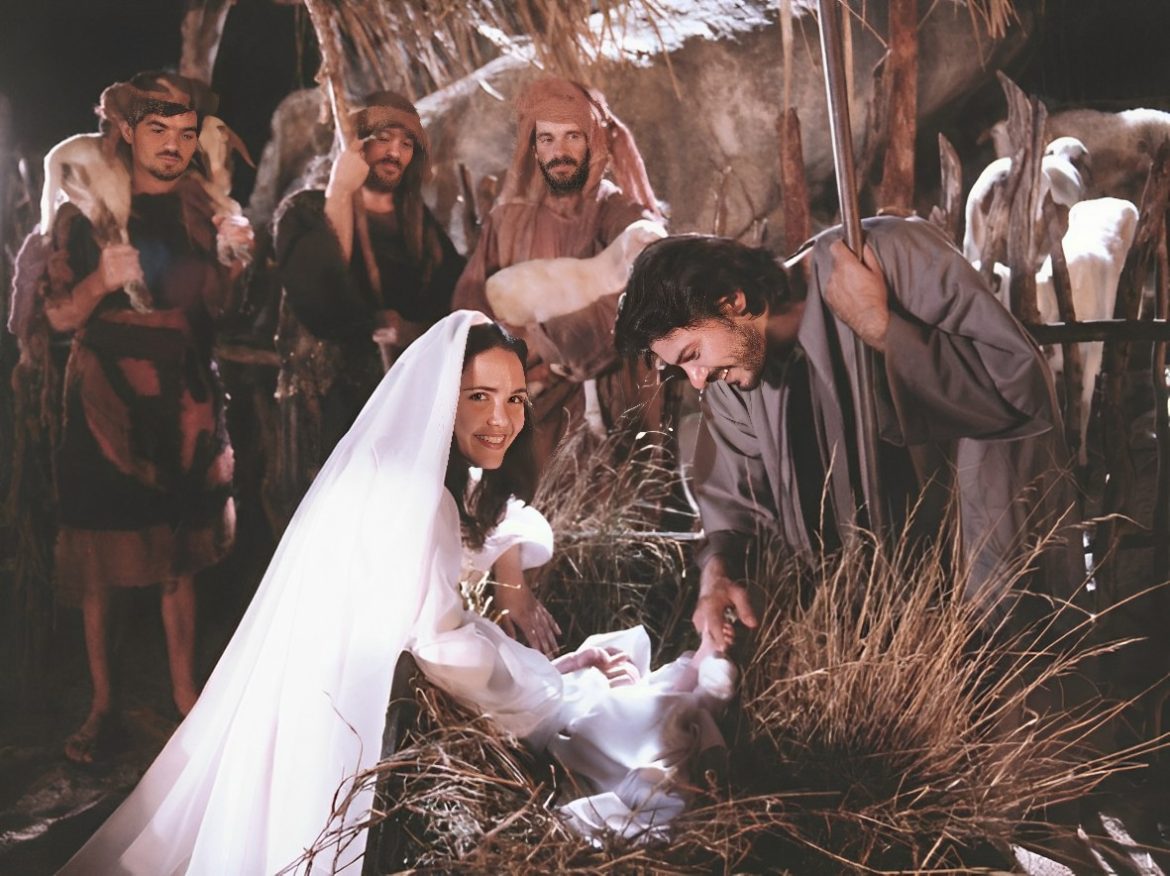 O Auto de Natal é inspirado no espetáculo Noite Feliz que contou com a participação dos artistas Tereza Seiblitz e Leonardo Vieira em 2003