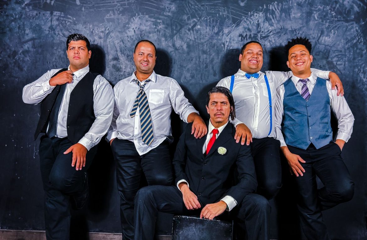 Parte do elenco de “As Crônicas dos Cinco Solteiros”