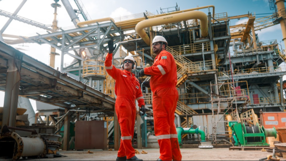 Colaboradores no FPSO Forte, no Campo de Albacora Leste. Foto: Divulgação PRIO