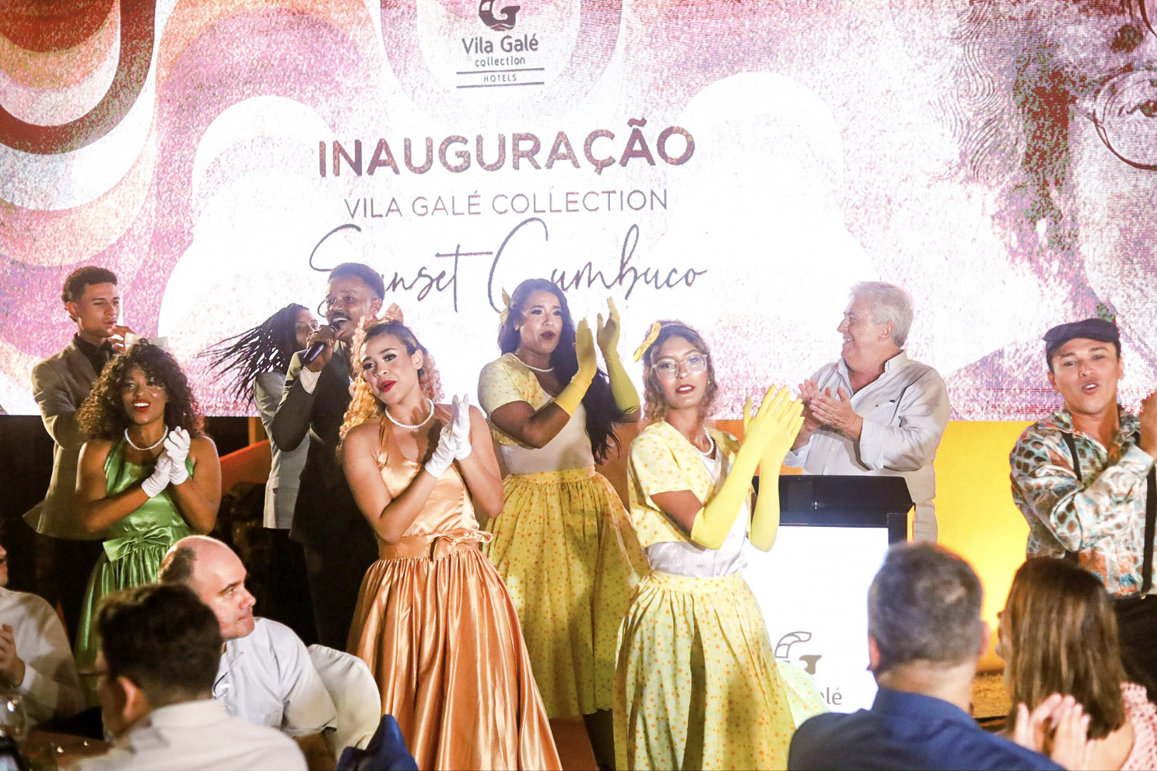 Jorge Rebelo de Almeida com o time de Animação durante a inauguração