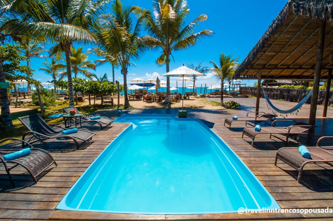 Piscina pousada Travel Inn deck com vista para o mar