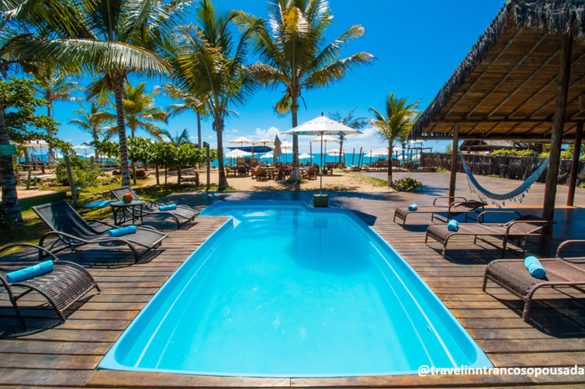 Piscina pousada Travel Inn deck com vista para o mar