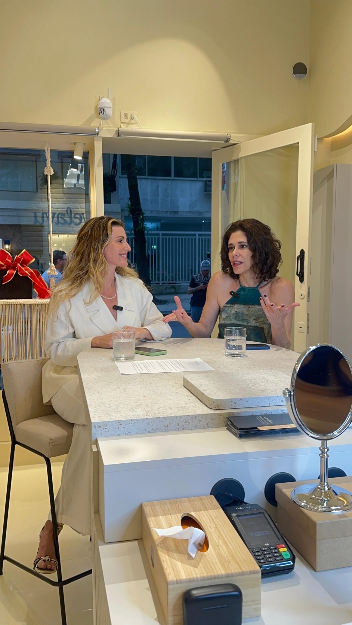 Carolina Sehbe e a atriz Juliana Martins