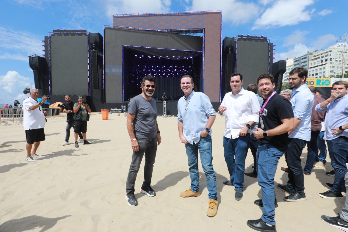 Prefeito visita palco Rio, o maior dos três montados na praia na Maior Virada do Mundo