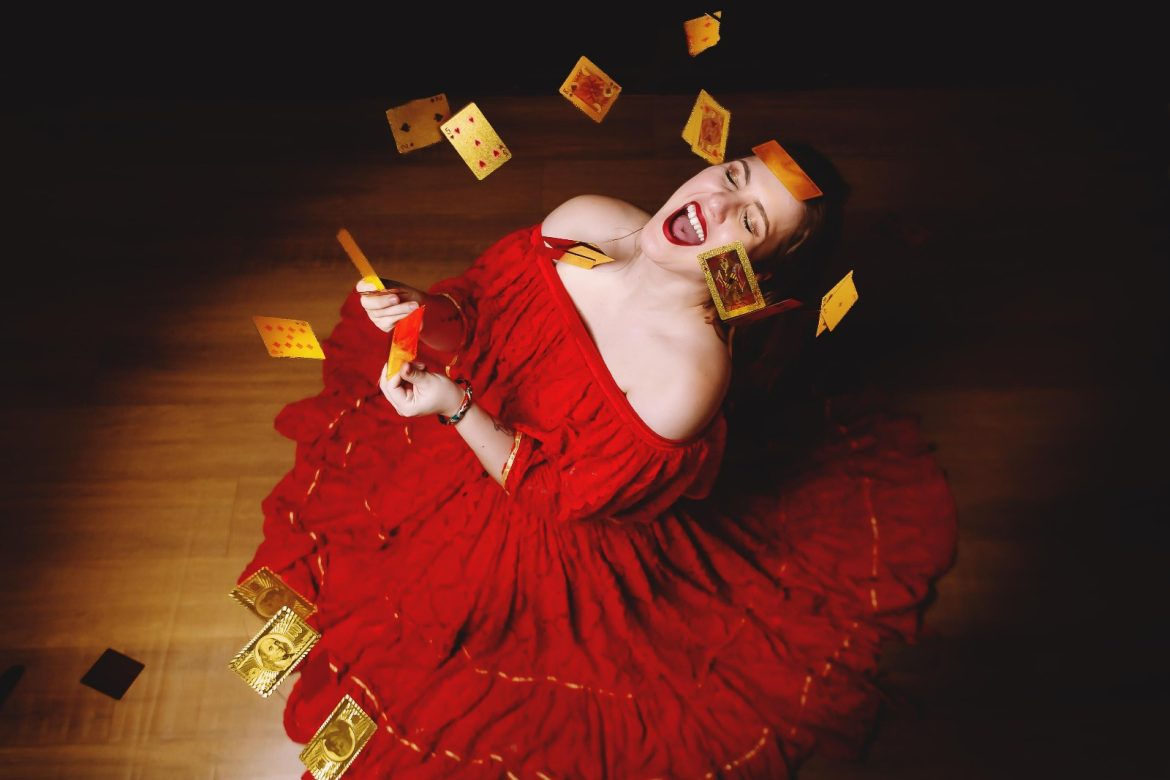 Bia Laere é a idealizadora, diretora e atriz de “Encruzilhadas”