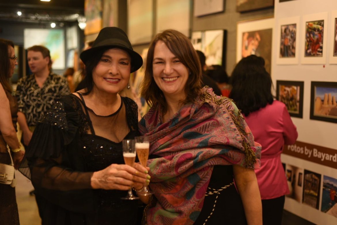 A cantora Hanna e a vice presidente da Associação dos correspondentes estrangeiros Martina Farmbauer