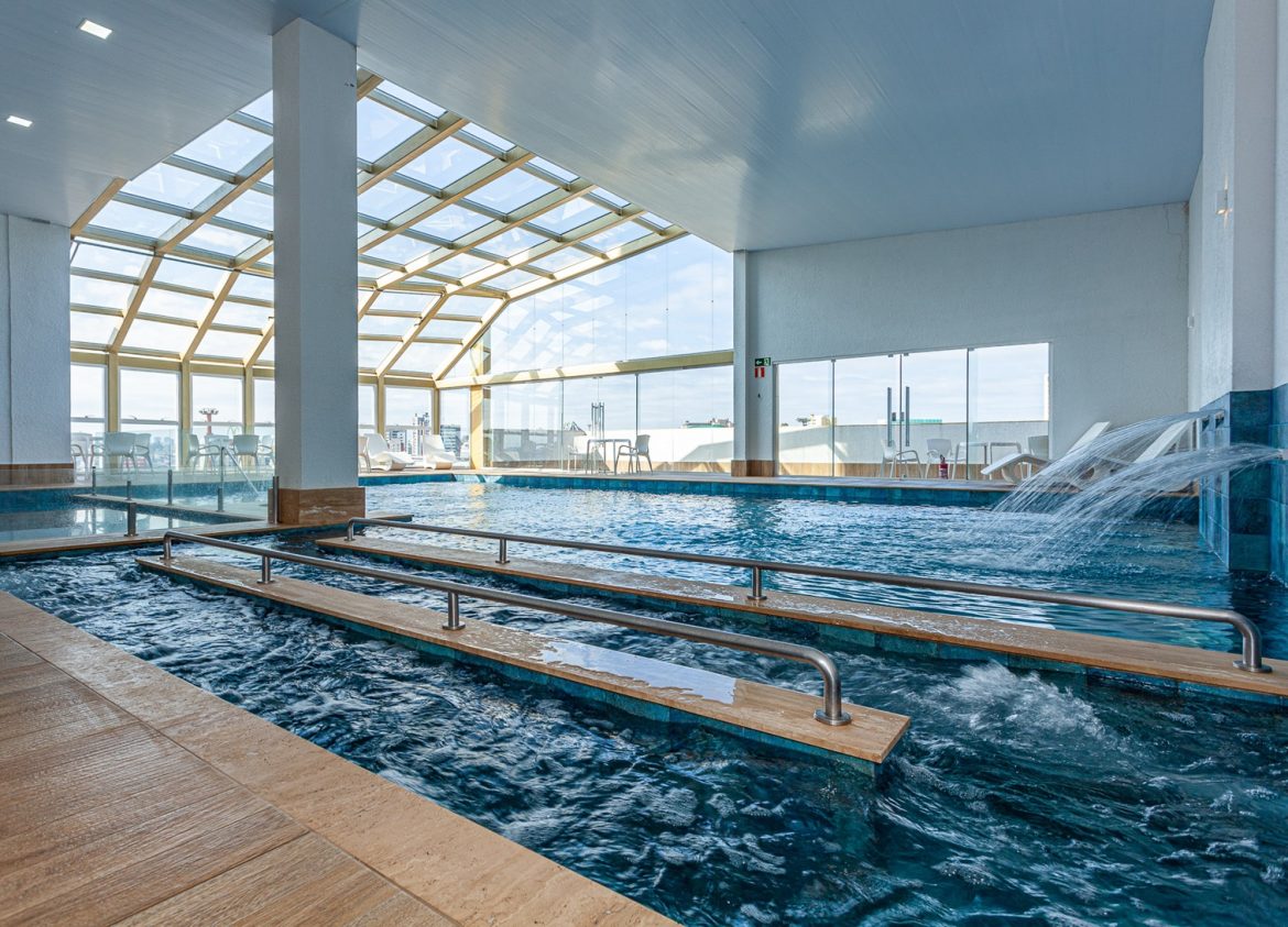Piscina aquecida e solarium do Travel Inn Caxias do Sul