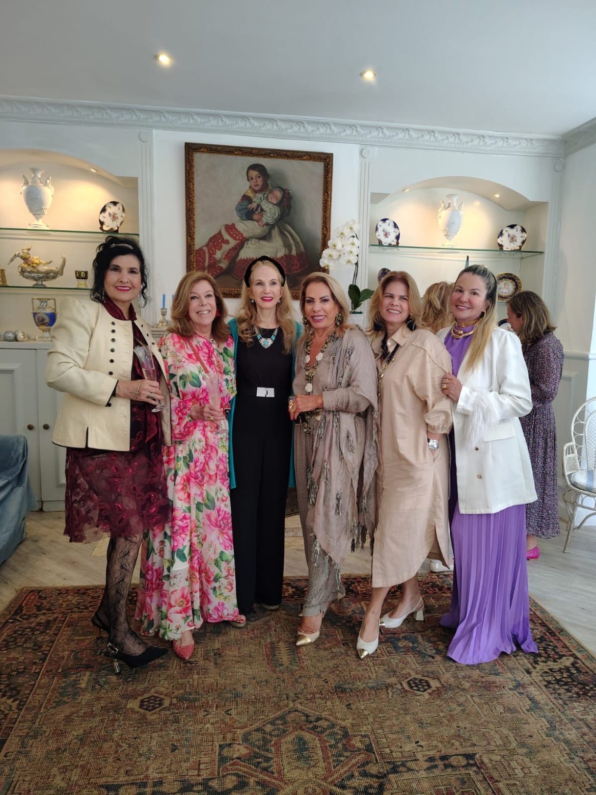 A cantora Hanna ,Sylvia de Castro ,baronesa Diana Macedo ,Orlanda Freire ,Verônica Parente e Viviane Fernandes