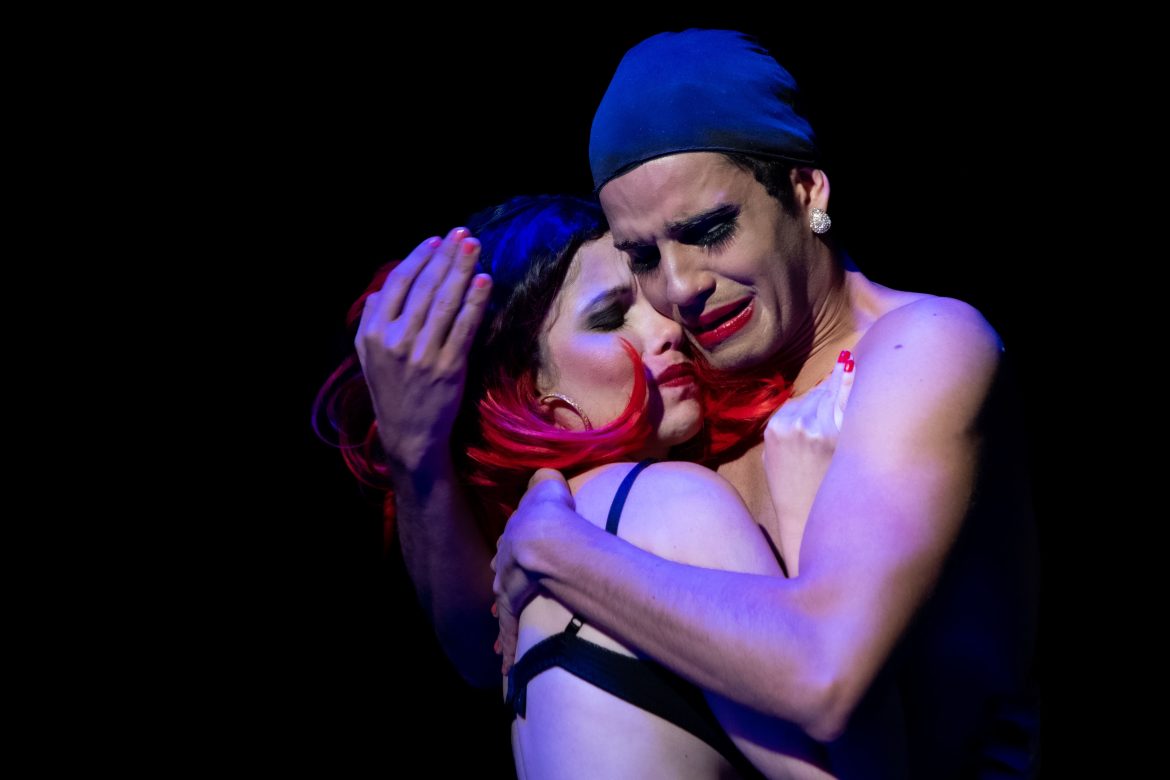 A Mão Na Face - Foto Roberto Cardoso