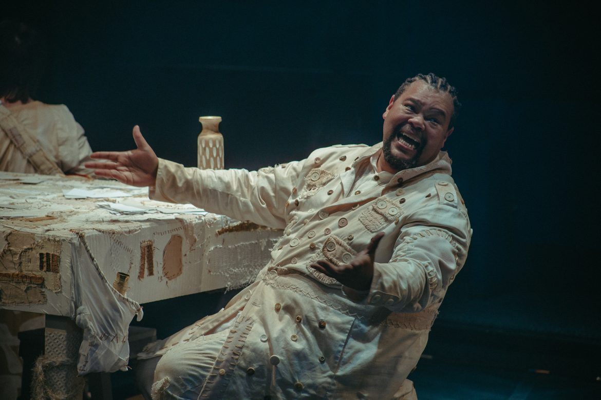 Babu Santana contracena com Caio Blat, Luisa Arraes e atores premiados em Os Irmãos Karamázov - Foto Lorena Zchaber