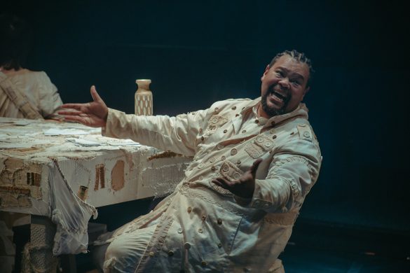 Babu Santana contracena com Caio Blat, Luisa Arraes e atores premiados em Os Irmãos Karamázov - Foto Lorena Zchaber