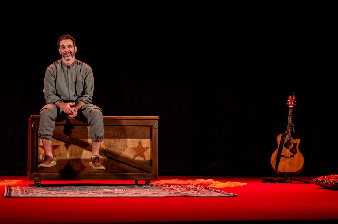 Mouhamed Harfouch em cena de "Meu Remédio" | Foto Gustavo de Freitas Lara
