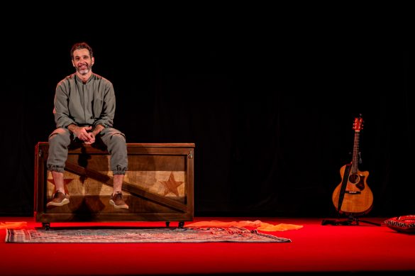 Mouhamed Harfouch em cena de "Meu Remédio" | Foto Gustavo de Freitas Lara