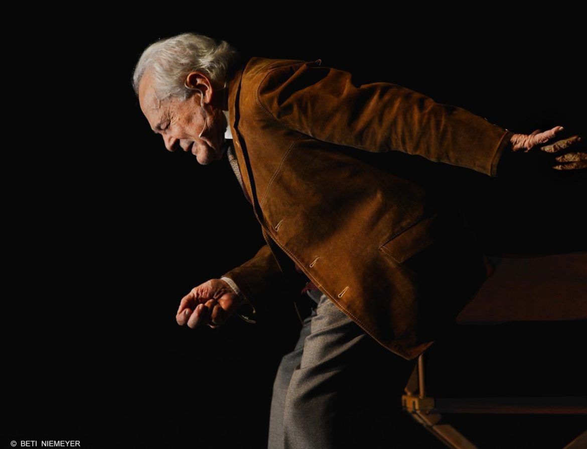 Othon Bastos em ‘Não me entrego, não!’ – Foto: Beti Niemeyer Othon Bastos em 'Não me entrego, não!' - Foto: Beti Niemeyer