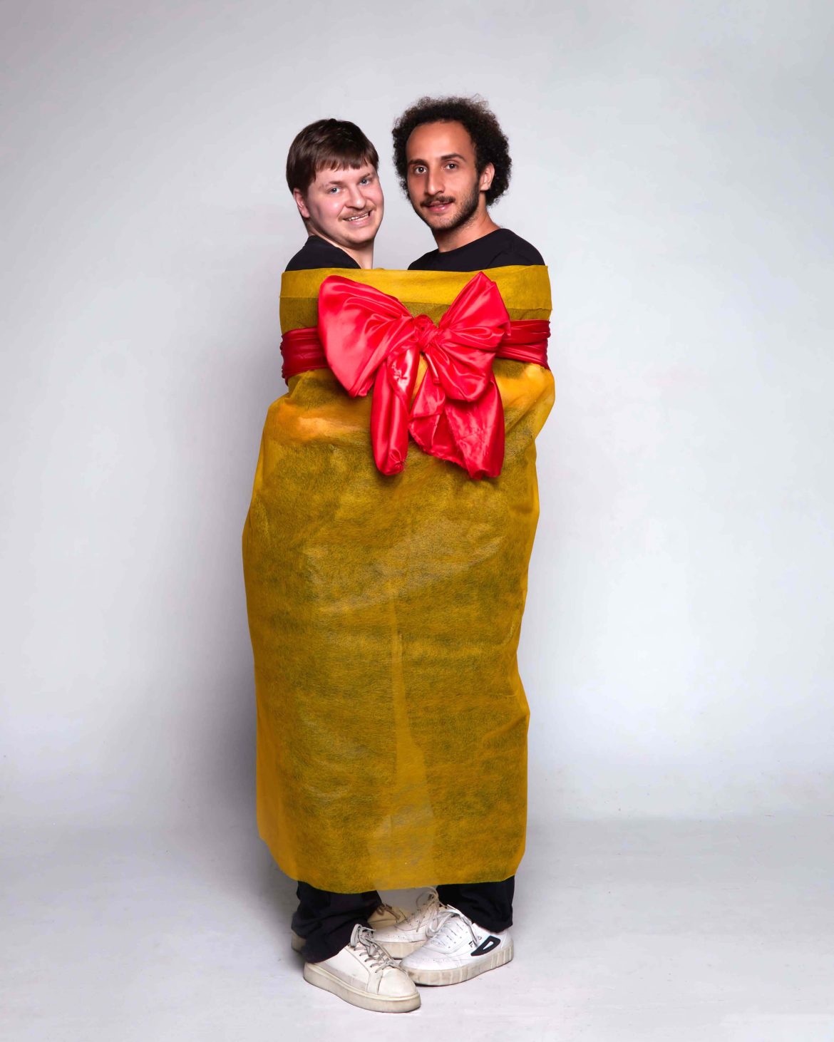 Rafael Saraiva e Samuel Valladares em “Presentes” Rafael Saraiva e Samuel Valladares em "Presentes"