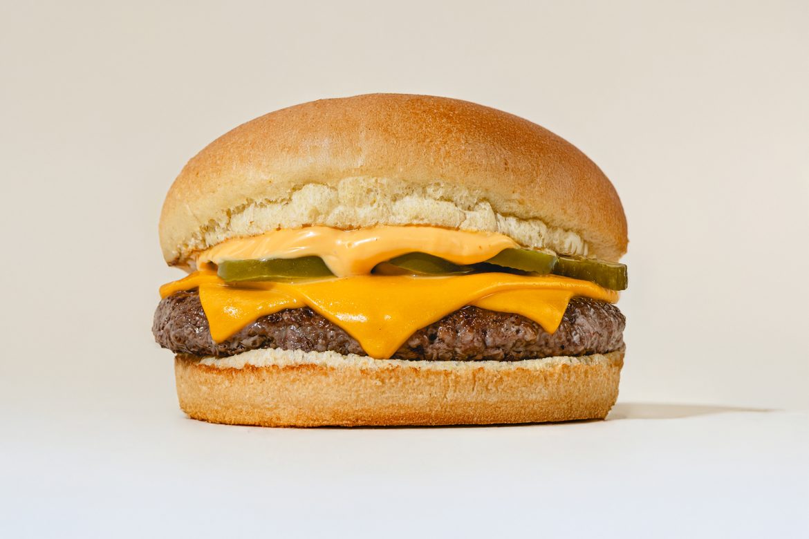 T.T. Burger e Hellmann’s lançam novo lanche que promete esquentar ainda mais o verão – Foto: Alex Woloch T.T. Burger e Hellmann’s lançam novo lanche que promete esquentar ainda mais o verão - Foto: Alex Woloch