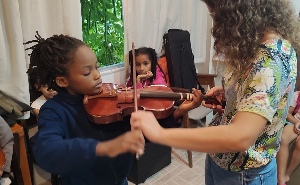 Aulas nos núcleos de aprendizado da Ação Social pela Música do Brasil Aulas nos núcleos de aprendizado da Ação Social pela Música do Brasil