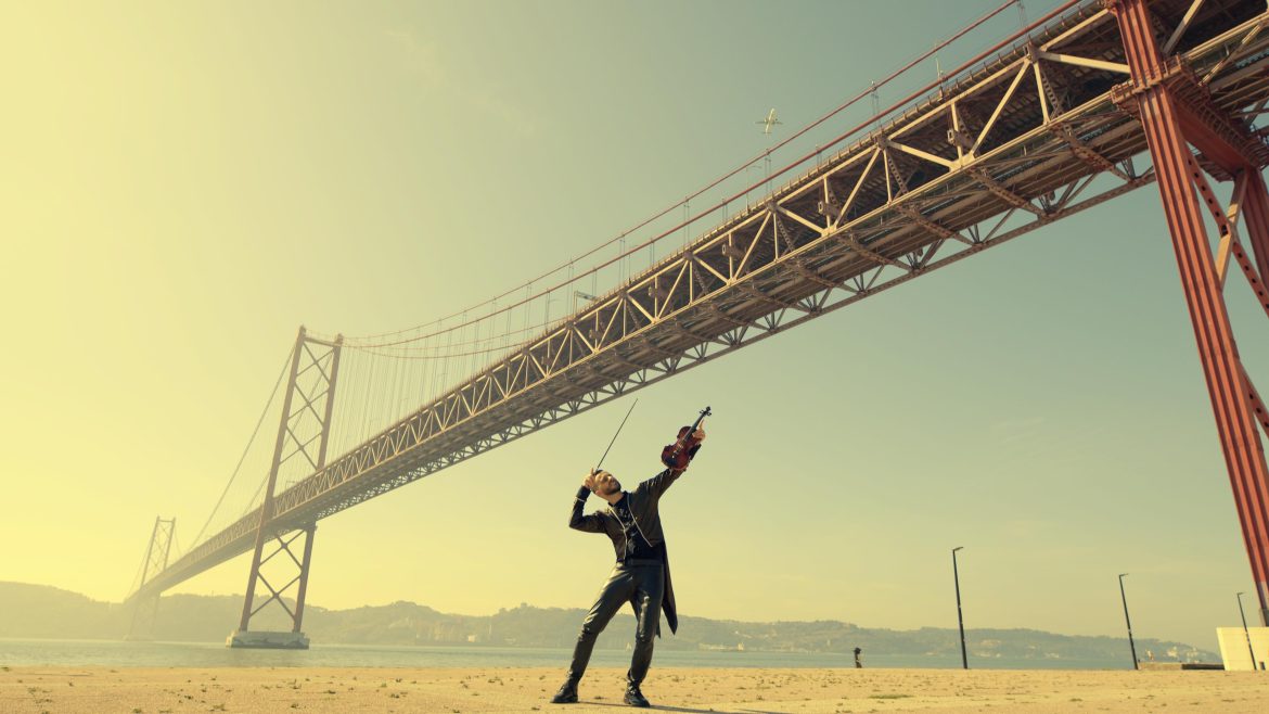 Violinista Simão Wolf lança releitura do clássico "Dancing Queen", do ABBA