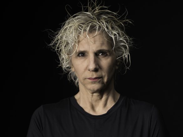 Parque de Ideias começa temporada gratuita de 2025 com peça da atriz Denise Stoklos e oficina do estilista Thomaz Azulay