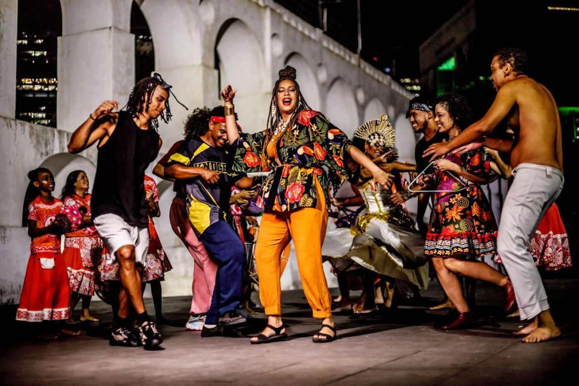 Ro Araujo (no centro) com artistas do clipe “Nesse som”, em frente aos Arcos da Lapa, no Rio de Janeiro (RJ) - Crédito: Thiago Liel