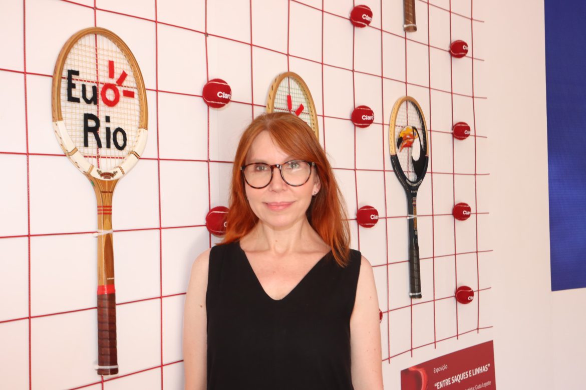 Rio Open 2025 tem exposição de raquetes retrôs de madeira bordadas pela artista Guta Lepste no estande da Claro Rio Open 2025 tem exposição de raquetes retrôs de madeira bordadas pela artista Guta Lepste no estande da Claro