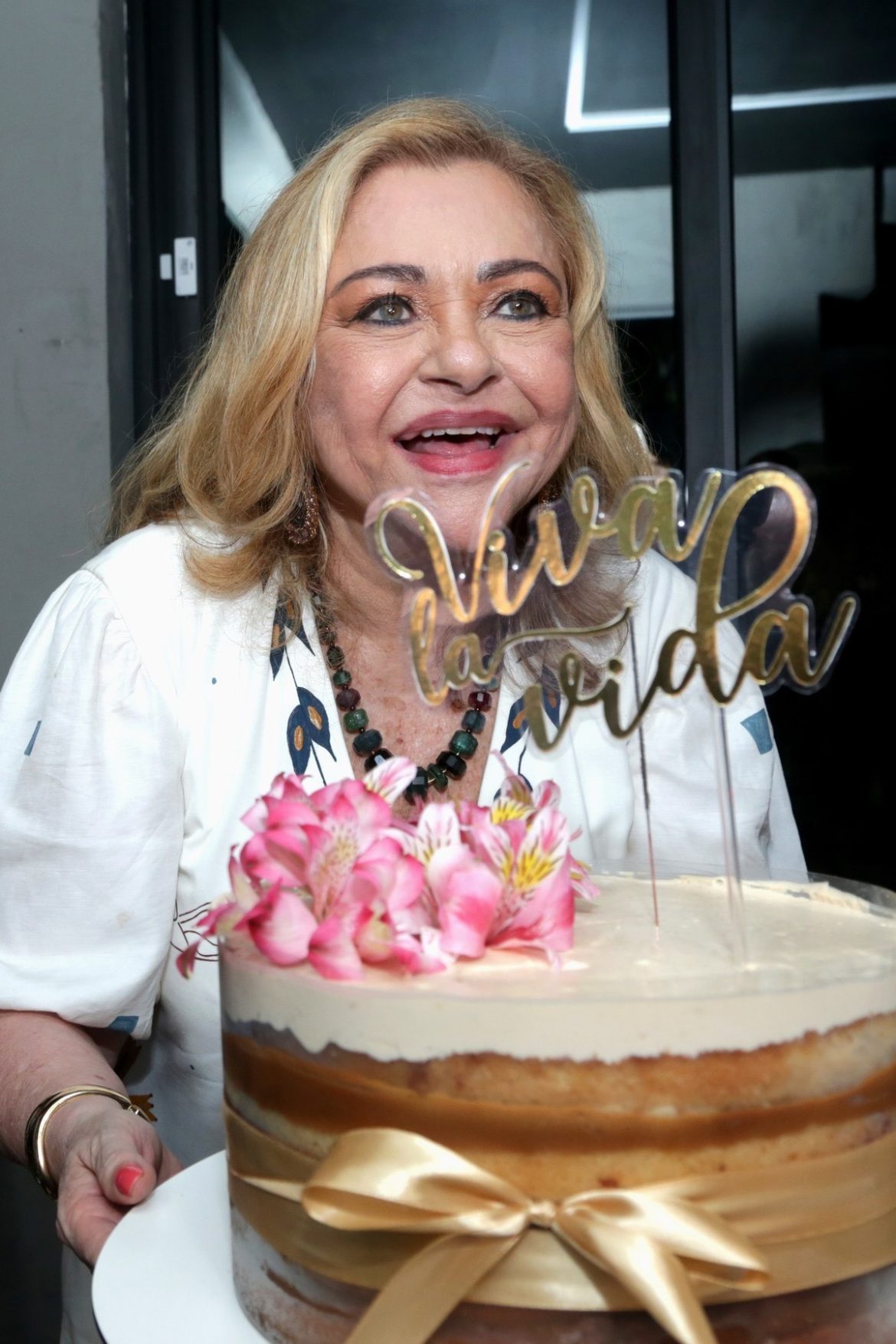 Beernadete ,sempre alegre e feliz com o bolo de aniversário