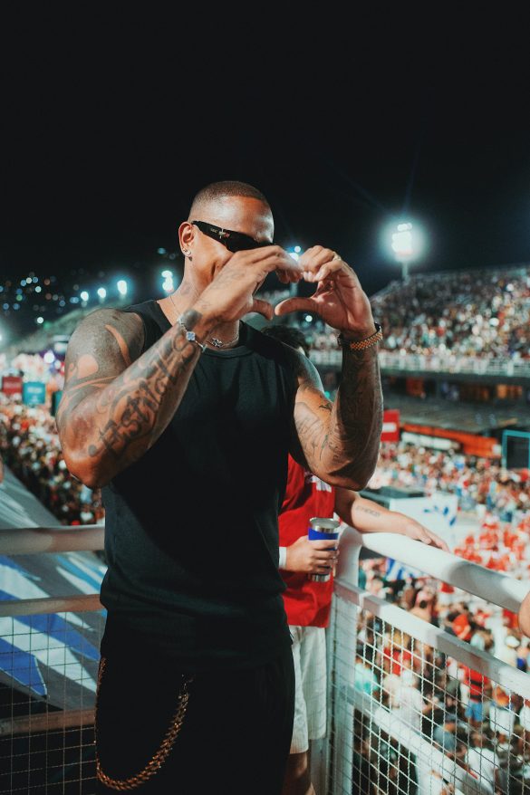 Leo Santana tieta e declara amor para Lore Improta no Camarote MAR, na Sapucaí