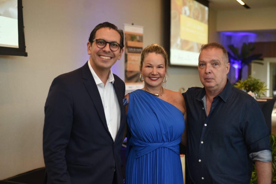 Netto Moreira ,diretor geral do hotel com Viviane Fernandes e Bayard Boiteux