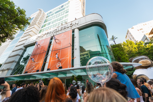 Shopping Leblon se prepara para o Rio Open com bailarinos suspensos na fachada para uma partida de tênis coreografada
