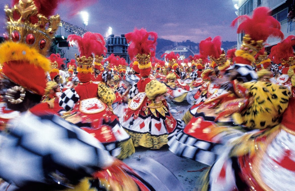 pg 172 – A fabulosa ala de baianas. Academicos do Salgueiro no desfile de 1990 – enredo Sou amigo do rei. Foto de Carlos Ivan pg 172 - A fabulosa ala de baianas. Academicos do Salgueiro no desfile de 1990 - enredo Sou amigo do rei. Foto de Carlos Ivan