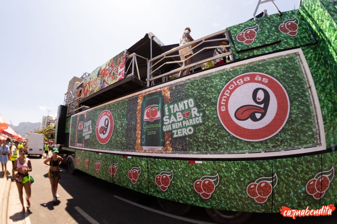 Carnaval 2025: Guaraná Antarctica envelopa o trio do Empolga às 9 (Foto Gabi Falcão) Carnaval 2025: Guaraná Antarctica envelopa o trio do Empolga às 9 (Foto Gabi Falcão)