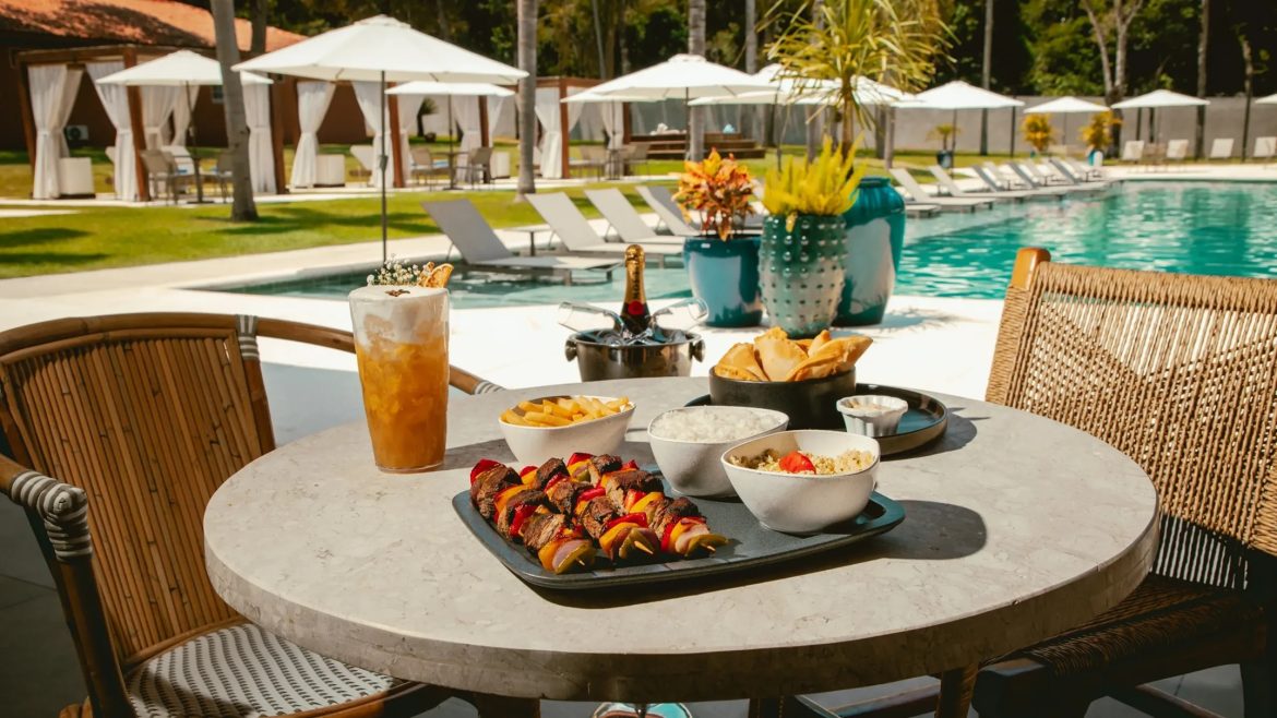 Bar da piscina do Sanma Hotel perfeito para drinks